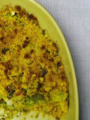 Una pasqua poco ortodossa: crumble di broccoli, peperoni, tofu e olive