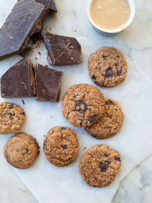 Flourless chocolate chip cookies con 3 ingredienti (vegan, grain free, refined sugar free) + chasing balance