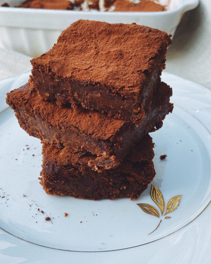Quadrotti fudgy al cioccolato e cachi