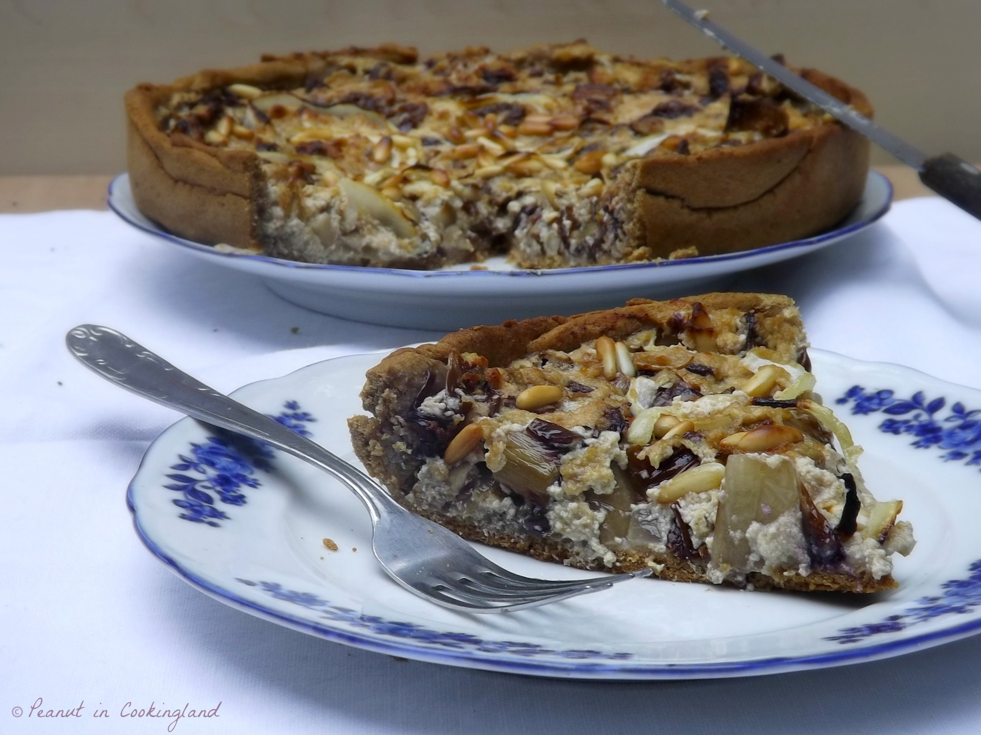 Crostata di radicchio, cipolla bianca e ricotta con pinoli e balsamico