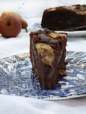 Torta di cioccolato e farina di castagne con pere e zenzero all'olio extravergine di oliva