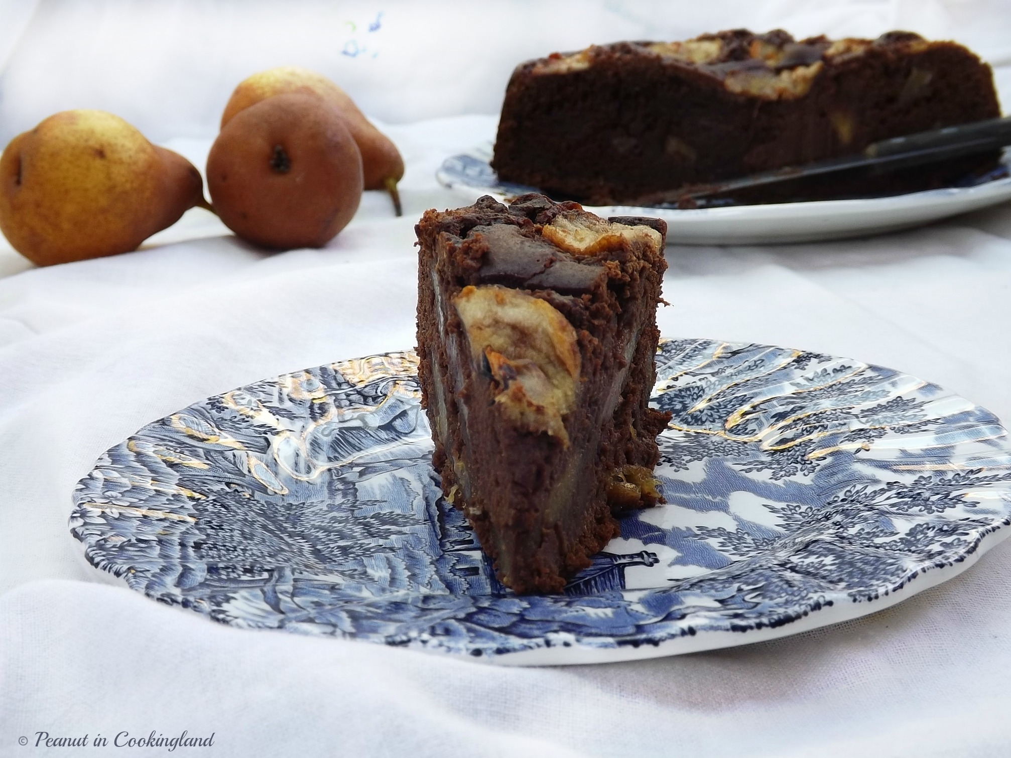 Torta di cioccolato e farina di castagne con pere e zenzero all'olio extravergine di oliva