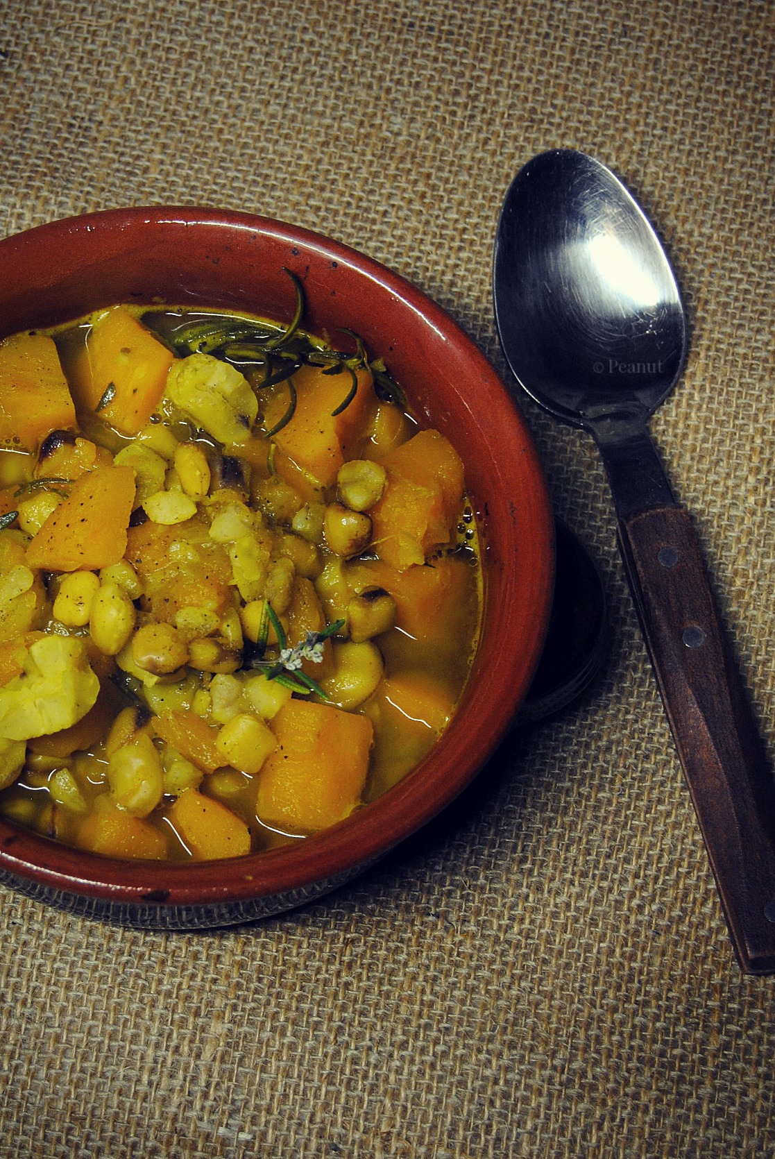 Zuppa di cicerchie, zucca e castagne al rosmarino