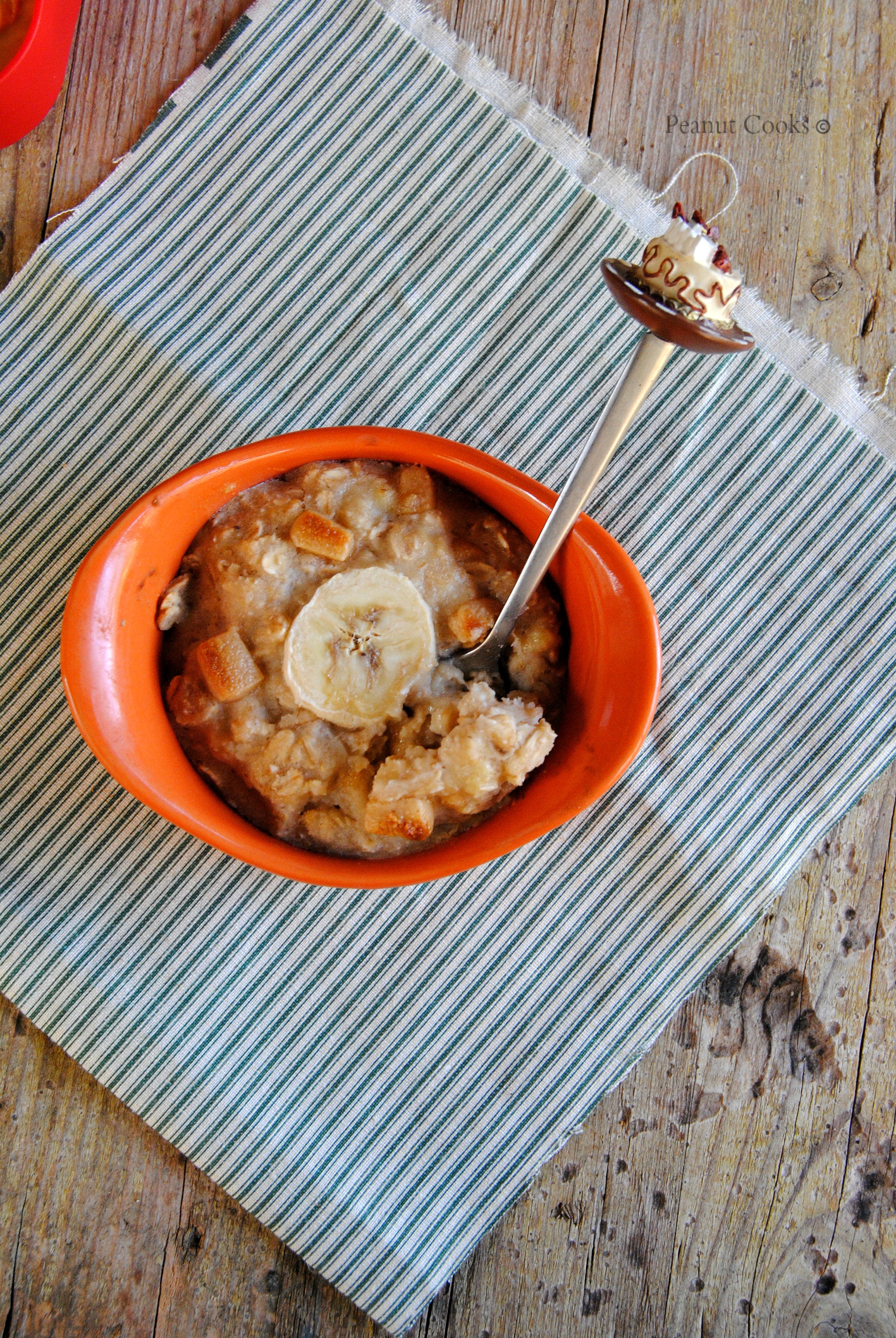 porridge al forno con banana e gocce di burro d'arachidi