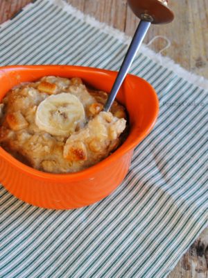 porridge al forno con banana e gocce di burro d'arachidi