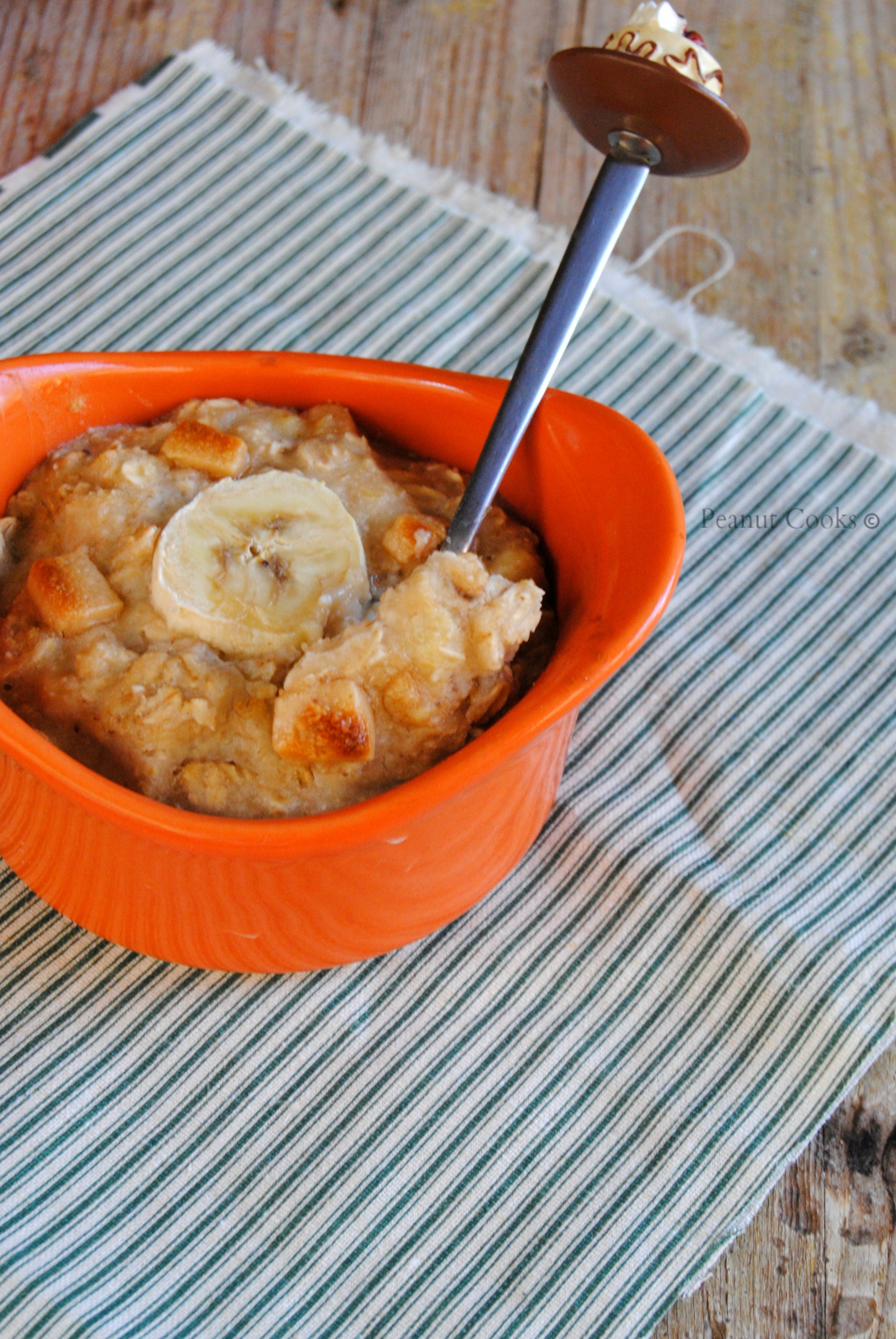 porridge al forno con banana e gocce di burro d'arachidi