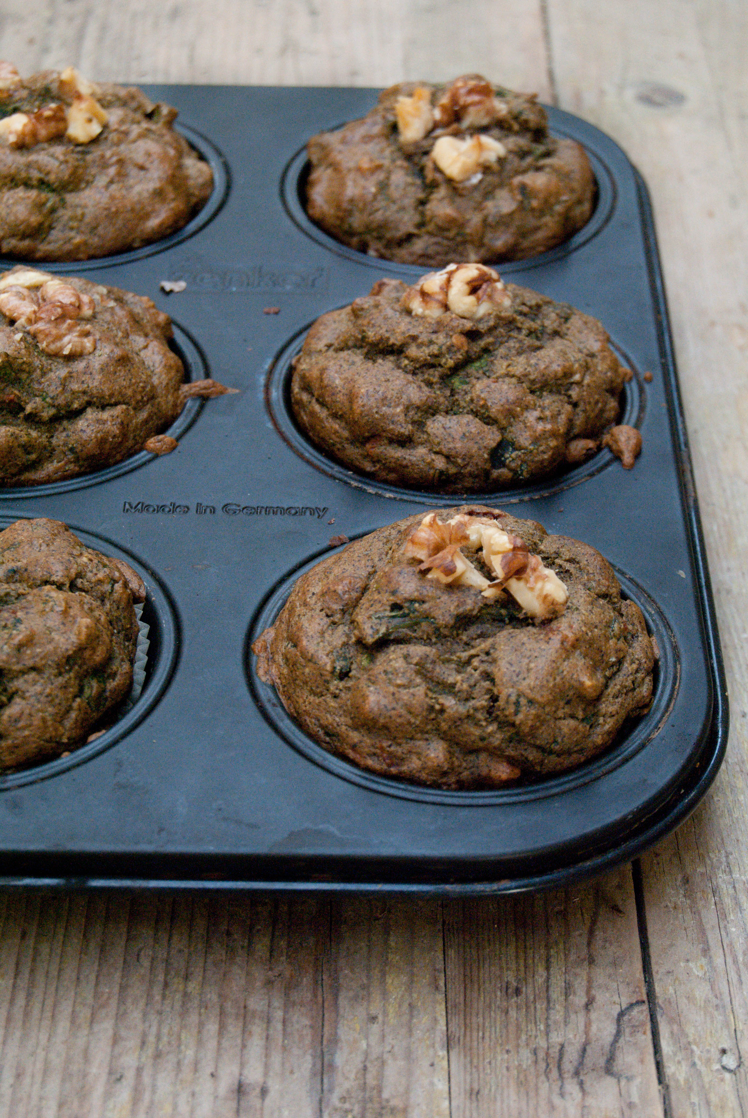 Muffins di farina di canapa con cime di rapa, pomodori secchi e noci