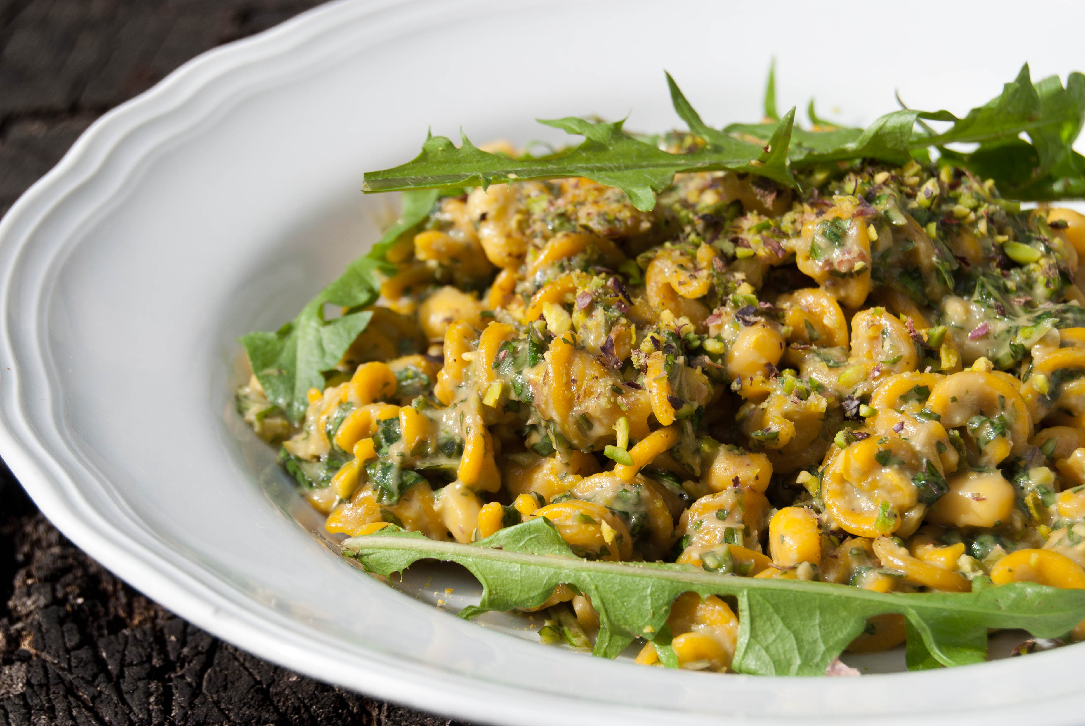 Avocado, pistachio e dandelion pesto