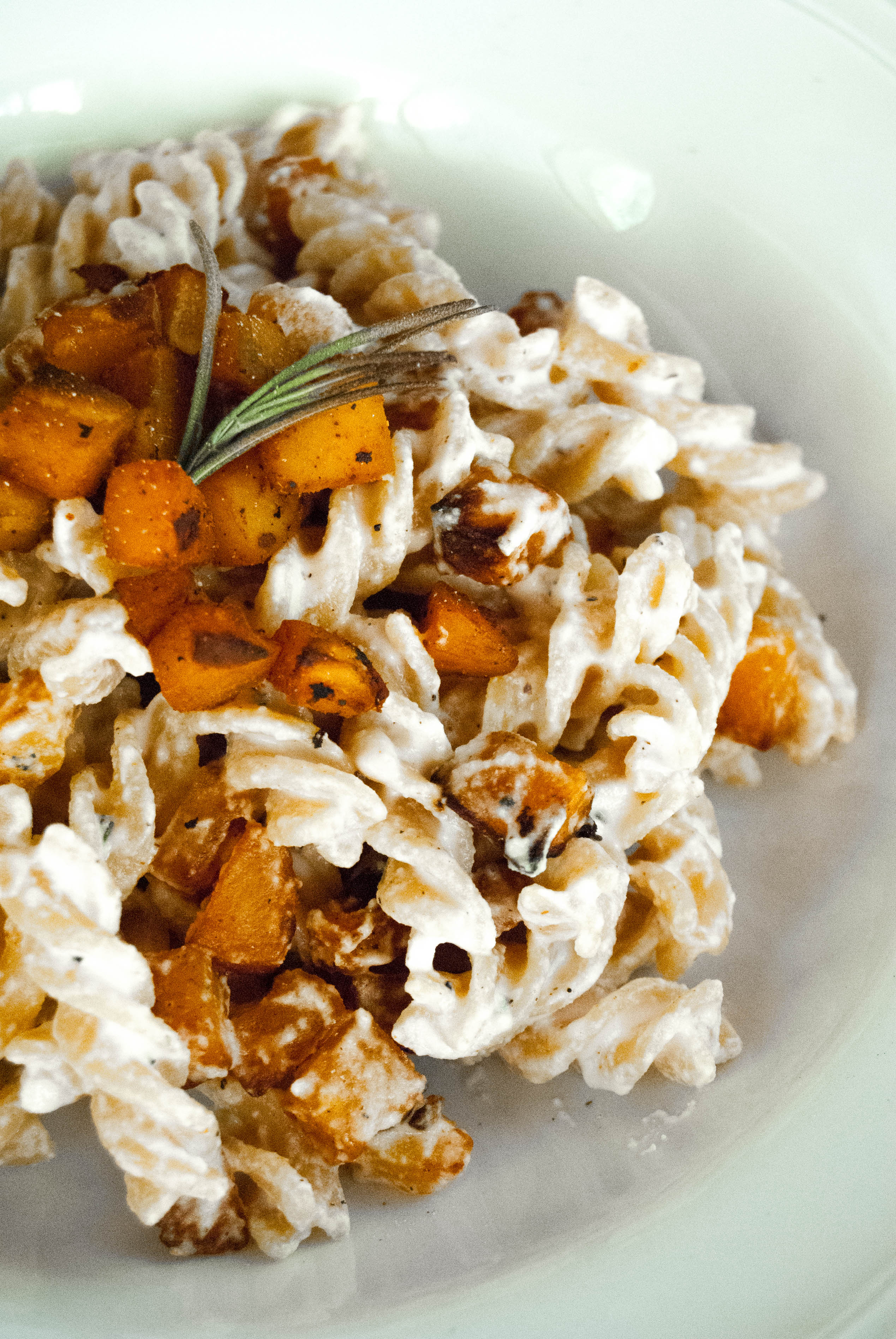 Fusilli di ceci con cubetti di zucca affumicata e crema di anacardi al rosmarino