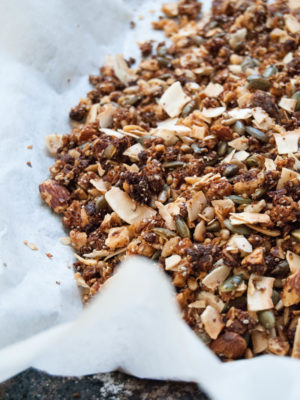 Paleo granola di frutta secca e semi con maca, mesquite e fichi secchi