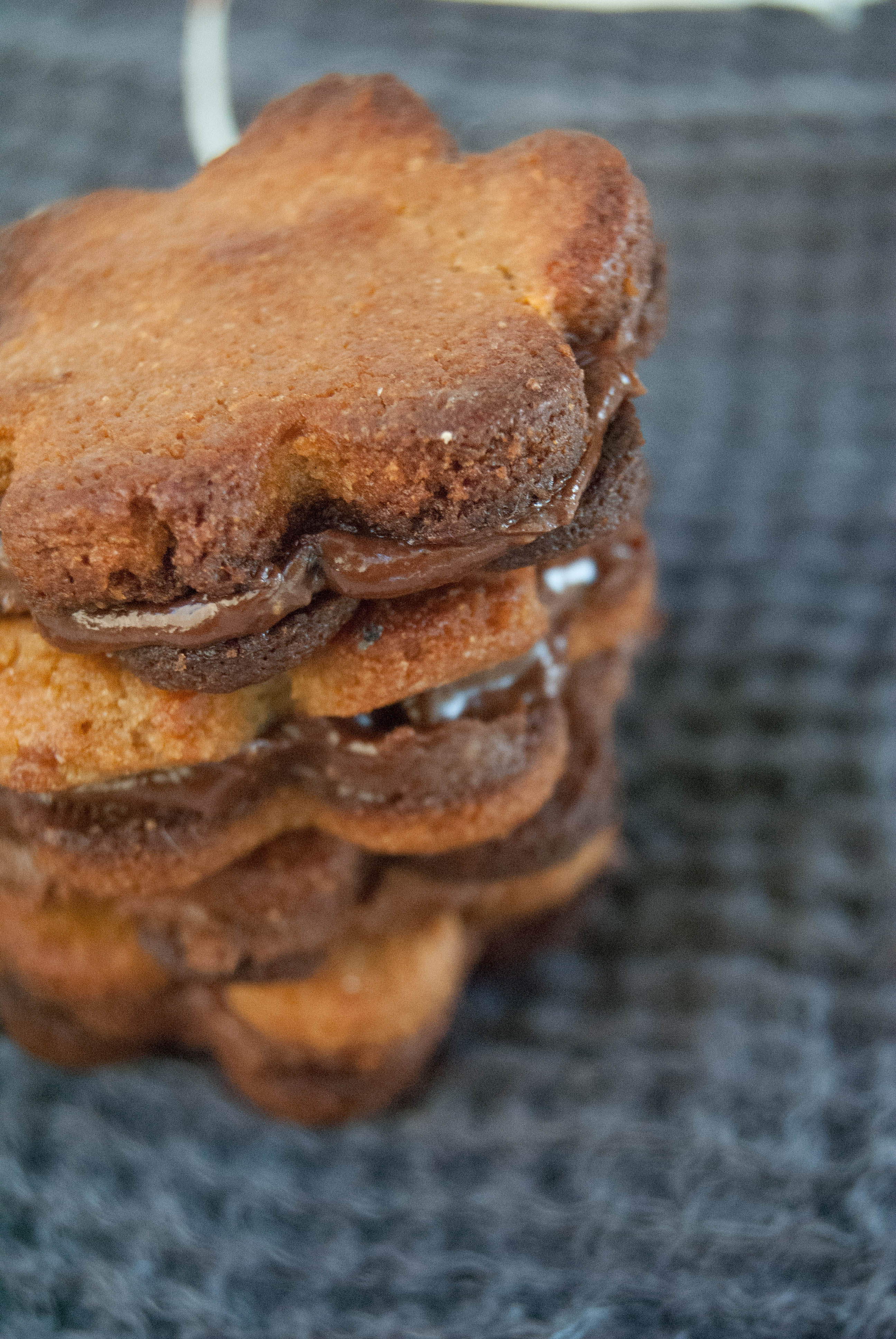 Frollini paleo al tahin ripieni di crema al cioccolato senza zucchero